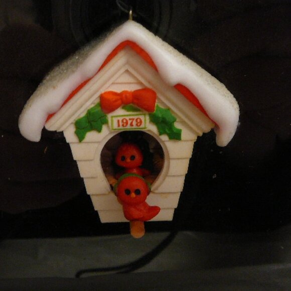 Hallmark Tree Trimmer Collection Ornament-Snow Trimmed Birdhouse Cardinals 1979 - Picture 1 of 3